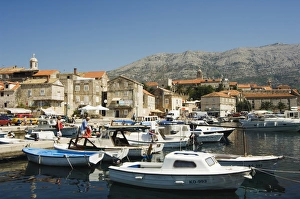 Croatian Island Getaway Drucke: Seafront harbour view of medieval Old Town, Korcula Island, Dalmatia Coast
