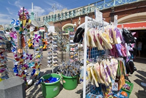 Brighton Und Hove Drucke: Strandkitsch an der Seebucht von Brighton in Brighton im Südengland in Großbritannien im Vereinigten Königreich Europa