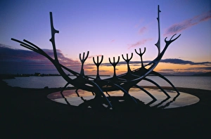Icelandic Landmark Drucke: Seaside monument at sunset