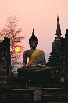 Drucke von Sitzender Buddha-Statue im Wat Mahathat in Sukhothai, Thailand Thailand Drucke: Sitzender Buddha-Statue