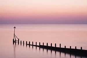 Die Sonne untergeht über das Selsey Bill in Selsey im Westsussex in England und Großbritannien