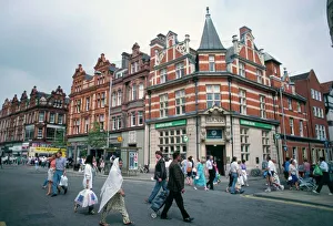 Berkshire Drucke: Breite Straße ist halb Fußgängerzone mit Lloyd's-Bank in Reading (Berkshire), England