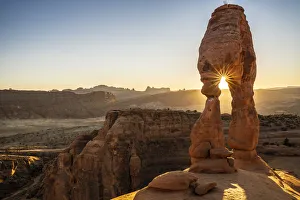 Arches National Park Photos Drucke: Setting sun through Delicate Arch with sunburst, Arches National Park, Utah