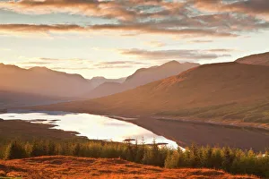 UK Travel Destination Drucke: The setting sun over Loch Loyne in the Scottish Highlands