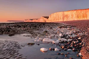 Seven Sisters Chalk Cliffs Drucke: The Seven Sisters chalk cliffs at sunset