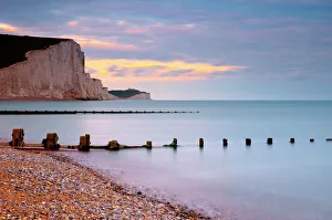 Drucke von Sieben Schwestern Klippen aus der Küste von Cuckmere-Haven-Bucht im Südland in Ost-Sussex in England im Vereinigten Königreich Europa Verwandte Bilder Drucke: Sieben Schwester Klippen aus der Küste von Cuckmere-Haven Strand im Südland, Ost-Sussex