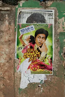 Drucke von Schahrukh Khan auf einem zerrissenem Bollywood-Filmplakat an der Wand in Hospet, Karnataka, Indien. Asien Film und Filmplakate: Schahrukh Khan auf einer zerrissenem Bollywood-Filmplakat an der Wand in Hospet