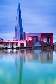 Europe Architecture Photography Drucke: The Shard reflecting in the River Thames at sunrise, London, England, United Kingdom