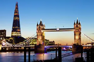 Der Shard und der Tower Bridge am Abend in London im Vereinigten Königreich in Europa