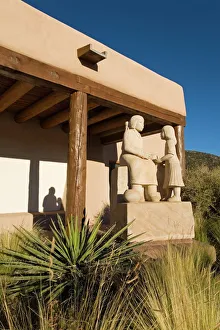 Drucke von Gemeinsames Wissen-Statue von Doug Hyde im Museums der indigenen Kunst und Kultur in Neumexiko-Museum auf dem Hügel des Museums der Stadt Santa Fe in Neumexiko/USA Nordamerika Bilder Datiert 2010 Juni: Gemeinsames Wissen-Statue von Doug Hyde im Museum für indische Kunst und Kultur