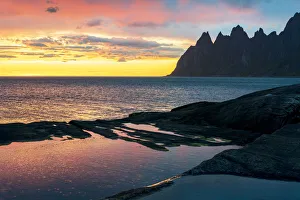 Midnight Sun Norway Drucke: Sharp mountain peaks under the dramatic sky of midnight sun, Tungeneset viewpoint