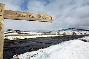 Grafschaft Durham Drucke: Zeichen für den Wanderweg des Penninewegs auf schneebedecktem Landschaften am Fluss Tees in Oberer Teesdale