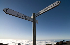 Canary Islands Hiking Trails Drucke: Signpost for trekkers above the clouds on top of the Taburiente, Canary Islands