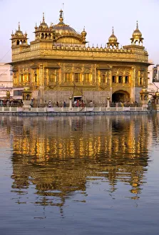 Tempel Drucke: Der Goldene Tempel der Sikhs spiegelt sich im Becken wider