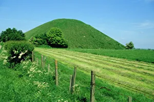 Silbury Hill ist eine Steinzeit-Grabhügel in der englischen Grafschaft Wiltschir und liegt im Vereinigten Königreich in Europa