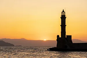 Schatten der alten Leuchtturm am Sonnenuntergang in Chania auf Kreta im griechischen Archipel Griechenland Europa
