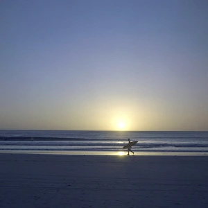 Drucke von Schatten eines Surfers im Gehen auf der Avellanitastrände in der Peninsula von Nicoya, Kostarika Zentralamerika Costa Rica Drucke: Schatten eines Surfers im Gehen auf der Avellanasastrasse am Strand von Nicoyas Halbinsel in Kostarika