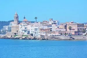 European Seaside Towns Drucke: Sitges old centre and seaside, Sitges, Costa Dorada, Catalonia, Spain, Europe