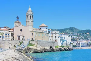European Seaside Towns Drucke: Sitges old centre and seaside, Sitges, Costa Dorada, Catalonia, Spain, Europe