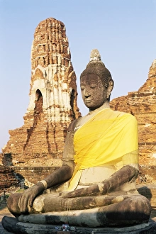 Ayutthaya Historical Landmark Drucke: Sitting Buddha statue and chedi