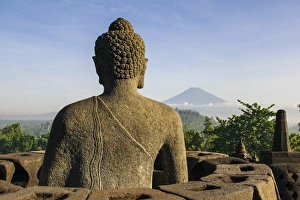 Ancient Buddhist Architecture Drucke: Sitting Buddha in the temple complex of Borobodur