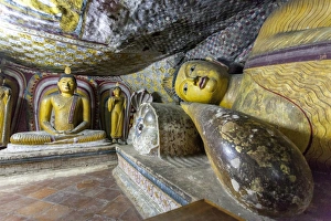 Golden Temple Dambulla Drucke: Sitting and reclining Buddha statues