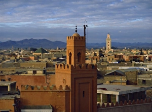 North Africa Cityscape Drucke: Skyline looking towards Middle Atlas mountain range