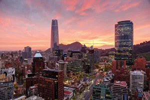 Drucke von Die Skyline von Santiago mit der Gran Torre in Santiago, Chile Südamerika Südamerikanische Kunstdrucke: Skylinie von Santiago mit der Gran Torre in Santiago, Chile Südamerika
