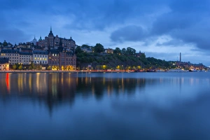 Stockholm Skyline Drucke: Skyline of Sodermalm at dusk reflection in water, Stockholm, Sweden, Scandinavia, Europe