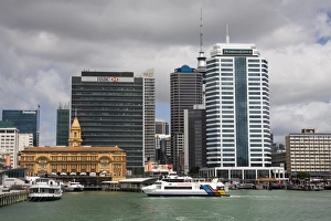 Waitemata Harbour View Drucke: Skyline viewed from Waitemata Harbour, Auckland, North Island, New Zealand, Pacific