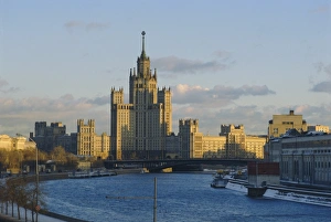Russian Cityscape Drucke: Skyscraper by the Moskva River