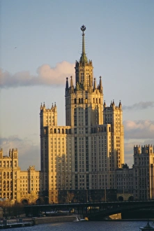 Drucke von Schräger Turm am Fluss Moskwa, Moskau, Russland Einer von sieben solchen Hochhäusern aus dem späten Vormärz und frühen Fünfzigern Russische Architektur Drucke: Wahrzeichen am Moskwafluss