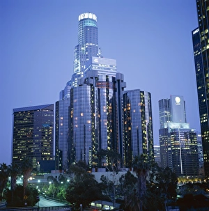 Drucke von SkyScräpere im Stadtzentrum am Abend, Los Angeles Kalifornien Vereinigte Staaten von Amerika Nordamerika Kalifornien Drucke: Schräger Wolkenkratzer im Stadtbild bei Nacht