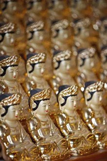 Asian Buddhist Art Drucke: Small statues of the Bodhisattva of Compassion, Bongeunsa Temple, Seoul, South Korea