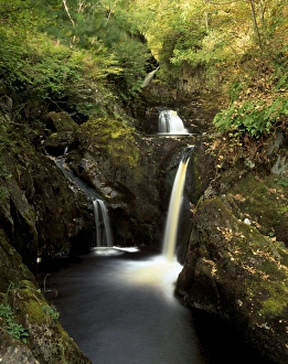 Waterfall In Scotland Drucke: Small waterfall in the Highlands