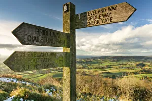 Cleveland Drucke: Die Snecch-Yate-Schildstelle am Whitestein-Kliff auf dem Weg für die lange Fußwegstrecke Die Kleveland-Way