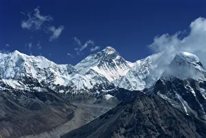 Drucke von Gletscherkrönender Mount Everest aus der Sicht der unbekannten Türme in den himalayischen Bergen Nepals Asien Nepal Drucke: Gletscherkrönender Mount Everest
