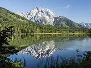 Schneeköpfige Berge spiegeln sich im ruhigen Wasser des String Sees, Grand Teton Nationalpark