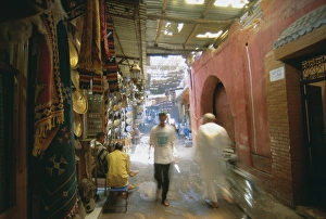 Marrakech Souk Drucke: The souk in the medina