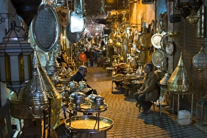 Drucke von Der Souk in der Medina von Marrakesch im marokkanischen Teil Nordafrikas Bilder Datiert 2009 November: Der Souk in der Stadt Medina von Marrakesch im Land Marokko an der Nordafrika-Küste