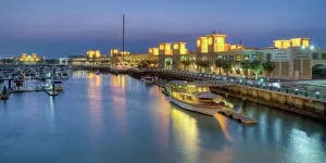 Drucke von Der Souk Shark-Mall und das Hafen-Kuwait-Illuminierung am Abend in der Stadt Kuwait im Mittleren Osten Kuwait Drucke: Der Souk Shark-Mall und der Hafen von Kuwait beleuchtet am Abend in Kuweit-Stadt im Mittleren Osten
