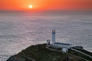 Bilder Datiert 1. August 2025: South Stack Leuchtturm bei Sonnenuntergang, Heilige Insel, Isle of Anglesey, Nordwales, UK