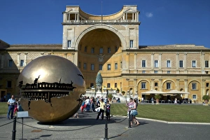 Drucke von Kugel Innerhalb Kugel im Cortile della Pigna von Arnaldo Pomodoro aus dem Jahr 1990 im Vatikanischen Museums in Rom (Lazien), Italien (Europa) Bildhauerei Drucke: Kugel Innerhalb Kugel im Cortile della Pigna von Arnaldo Pomodoro aus dem Jahr 1990 im Vatikanischen Museums in Rom