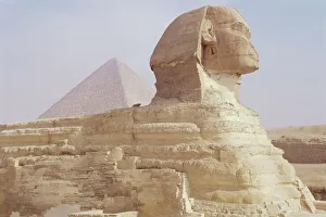 Die Riesenstatue des Sphinx und die Pyramide von Chephren jenseits davon in Gizeh, Weltkulturerbe der UNESCO