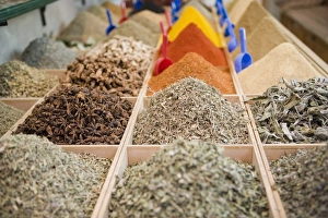 Marrakech Souk Drucke: Spice stall in the souk