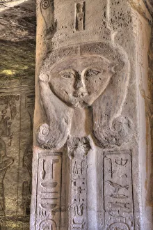 Quadratische Säule mit Göttin-Hathors Kopf im Tempel der Göttin Hathor und Königin Nefertari