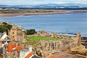 Drucke von Das Schloss von Sankt Andreas und der Strand von West-Sands aus dem Turm des Klosters Sankt Rulok in der Kathedrale von Sankt Andreas im Firth of Forth bei Edinburgh in Schottland Fife Drucke: Das Schloss von San Andräus und der Strand von Sandys Bay aus dem Turm des Katherinensitzes in der Kathedrale von San