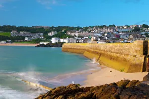Harbourwall von St.Ives im Kornwalen in Südengland im Vereinigten Königreich in Europa