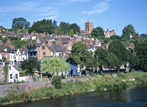 Fluss Drucke: Die St.-Leonard-Kirche und das Dorf von der Fluss Severn in Bridgnorth im Shropshire