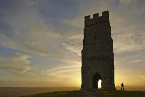 UK Landmarks Drucke: St. Michaels Tower silhouetted at sunset, on the summit of Glastonbury Tor